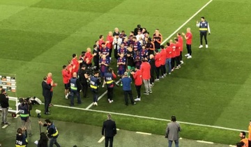 Real khong xep hang chao tan vuong, Barca goi nhan vien ra thay the hinh anh