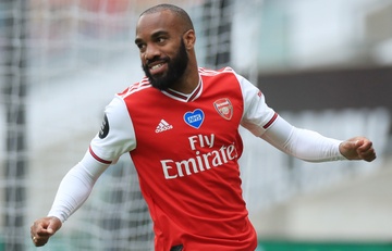 Arsenal giup MU huong loi sau tran thang Wolves hinh anh