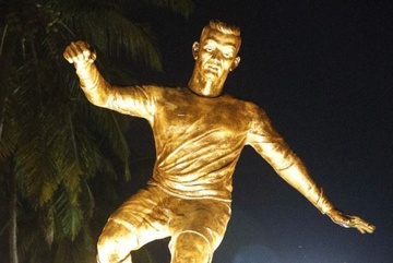 Buc tuong Ronaldo gay tranh cai o An Do hinh anh