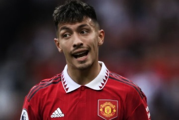 Lisandro Martinez phan ung khi bi Carragher che bai hinh anh