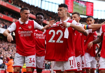 Cau thu Arsenal tang ban thang cho dong doi bi dam nhap vien hinh anh