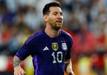 Messi ghi ban va kien tao trong tran thang 5-0 cua Argentina hinh anh
