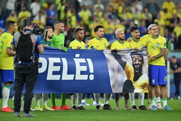 Cau thu Brazil tang chien thang cho Pele hinh anh
