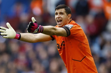 Emiliano Martinez tự ý bỏ gôn khiến HLV nổi giận