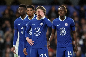 Chelsea thua đội bét bảng tại Stamford Bridge