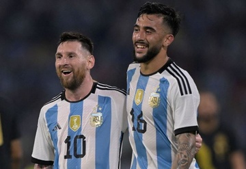 Messi lap hat-trick trong tran thang 7-0 cua Argentina hinh anh