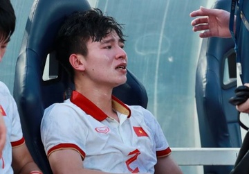 Cau thu U22 Viet Nam khoc nuc no sau tran thua hinh anh