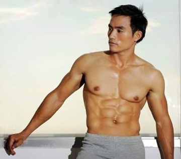Chang trai an com hop van so huu co bung 6 mui hinh anh