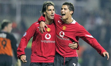 Rooney bat ngo thua nhan Van Nistelrooy ra di vi Ronaldo hinh anh