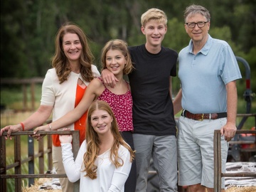 Mot ngay cua ty phu Bill Gates giua dai dich Covid-19 hinh anh