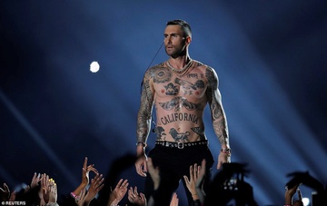 Adam Levine len tieng khi bi nem da vi man coi ao o Super Bowl hinh anh