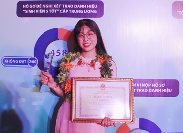 Nu sinh tot nghiep thu khoa voi 44 mon hoc dat diem A va A+ hinh anh
