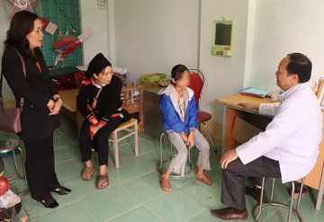 18 hoc sinh tieu hoc dot nhien ngat xiu, khoc thet va kich dong hinh anh