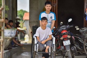 Nam sinh 10 năm được bạn cõng đi học tốt nghiệp ĐH Bách khoa loại giỏi