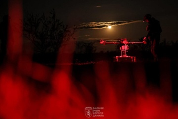 Hang chuc UAV Ukraine tiep can thu do Nga khien nhieu san bay tam dung hinh anh
