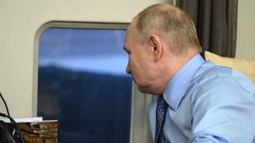 RT: Trực thăng của Tổng thống Putin mắc kẹt trong đàn UAV của Ukraine