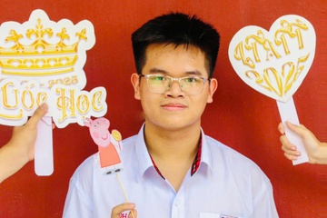 Quyết tâm thi lại, nam sinh Huế trở thành thủ khoa ĐGNL 2025