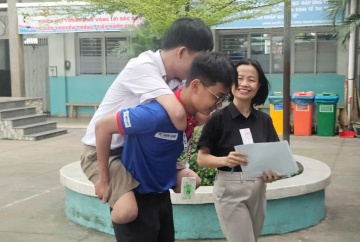 Kham phuc nam sinh khuyet tu chi van thi tot nghiep THPT hinh anh