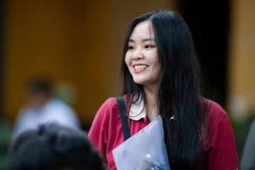 Nu cuoi tuoi tan cua nu sinh TP.HCM truoc buoi thi tot nghiep mon Van hinh anh