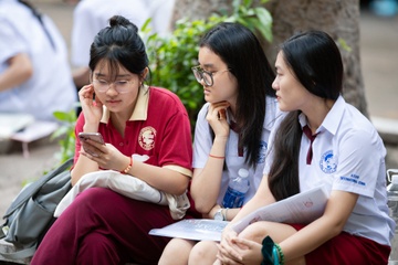Bai toan dat ra neu TP.HCM cam hoc sinh dung dien thoai hinh anh