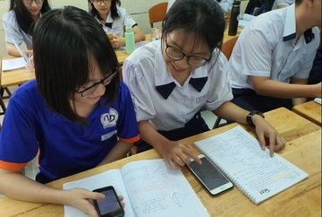 Cam tre dung dien thoai o truong chua du hieu qua, vi sao? hinh anh