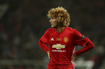 Huyen thoai MU muon loai Fellaini ra khoi doi hinh hinh anh