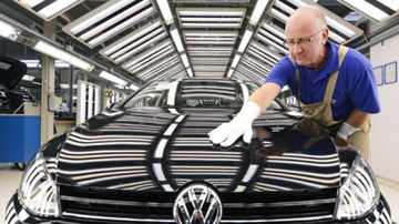 Volkswagen bi to phan biet doi xu voi nhan vien lon tuoi hinh anh