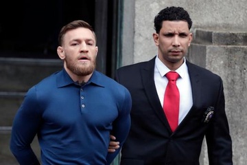 'Ga dien' UFC McGregor bi bat vi cuop co vu trang hinh anh