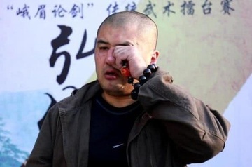 Cao thu Nguy Loi 'than bai danh liet' phai di nau an kiem song hinh anh