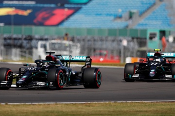 Cu nuoc rut giup Bottas vuot Hamilton gianh pole tai Silverstone hinh anh
