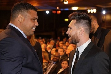 Ronaldo 'beo' khuyen Barca giu chan Messi hinh anh