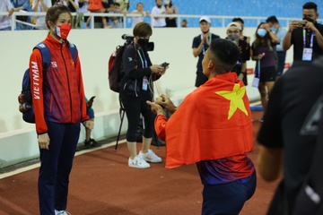 Nha vo dich SEA Games cau hon ban gai sau khi nhan HCV hinh anh