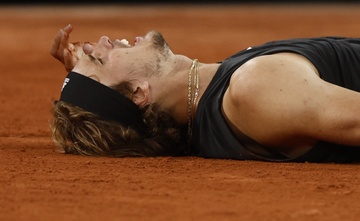 Zverev khoc vi phai bo cuoc tran gap Nadal hinh anh