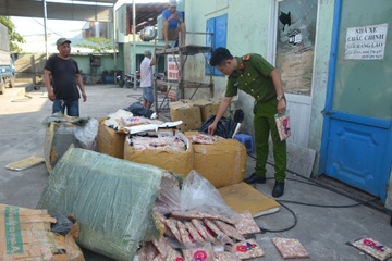 Bat xe tai cho sun ga khong ro nguon goc hinh anh