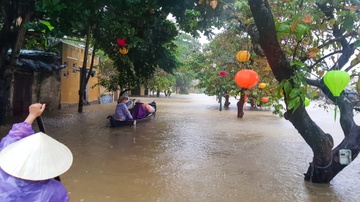 Pho co Hoi An chim trong bien nuoc hinh anh