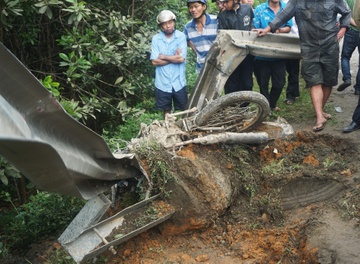 Oto tai cay nat taluy, tai xe xe may tu vong hinh anh