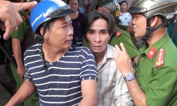 50 canh sat thuyet phuc ke nghi ngao da tren noc nha hinh anh