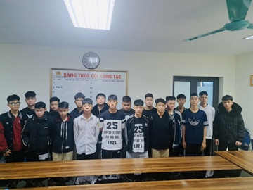 24 thanh thieu nien deo khan do, mang hung khi di hon chien hinh anh