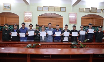 Chanh Thanh tra huyen o Lai Chau bi bat ve hanh vi danh bac hinh anh