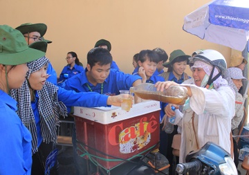 Nguoi phu nu ngheo va thung tra da mien phi mua thi cu hinh anh