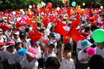 Khai giang truong Luong The Vinh khong co khach cho ngan gon hinh anh