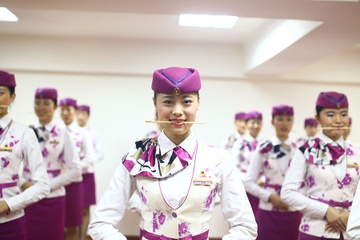 Khoa hoc ngam dua luyen cuoi cua nhung tiep vien xinh dep hinh anh