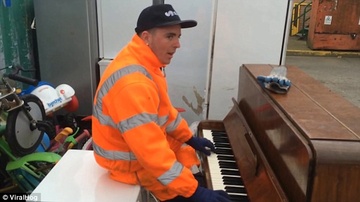 Chang cong nhan 9X noi tieng nho man choi piano tren bai rac hinh anh