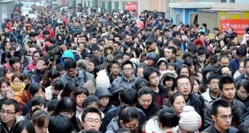 10.000 nguoi tre Trung Quoc tranh nhau mot vi tri le tan hinh anh