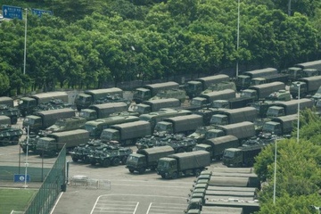 AFP: Xe boc thep va hang nghin linh TQ dieu hanh gan Hong Kong hinh anh