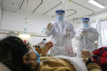 Nhat sap thu nghiem thuoc khang HIV cho nguoi nhiem virus corona hinh anh