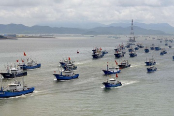 Doi tau Trung Quoc danh bat hang nghin tan hai san ngoai khoi Ecuador hinh anh