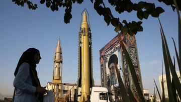 Co van Nha Trang canh bao 'khung hoang hat nhan' voi Iran hinh anh