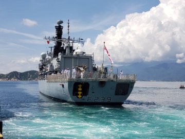Tau HMS Richmond cua Anh cap cang Cam Ranh hinh anh
