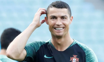 Ronaldo dang song o nam 2005 vi dung iPod doi cu hinh anh